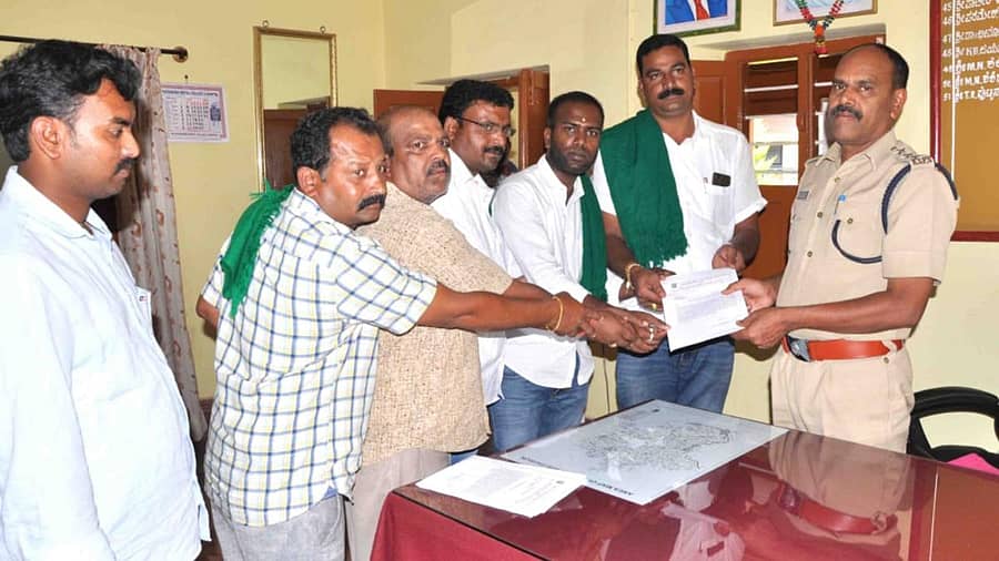 ಶಾಲಾ ವಿದ್ಯಾರ್ಥಿನಿ ಆತ್ಮಹತ್ಯೆ ಪ್ರಕರಣದ ತನಿಖೆ ನಡೆಸುವಂತೆ ಆಗ್ರಹಿಸಿ ರಾಜ್ಯ ರೈತ ಸಂಘ ಮತ್ತು ಮಾನವ ಹಕ್ಕು, ಭ್ರಷ್ಟಾಚಾರ ನಿರ್ಮೂಲನ ಸಮಿತಿ ಸದಸ್ಯರು ಹಾಸನ ಡಿವೈಎಸ್ಪಿ ಪುಟ್ಟಸ್ವಾಮಿಗೌಡರಿಗೆ ಮನವಿ ಸಲ್ಲಿಸಿದರು.