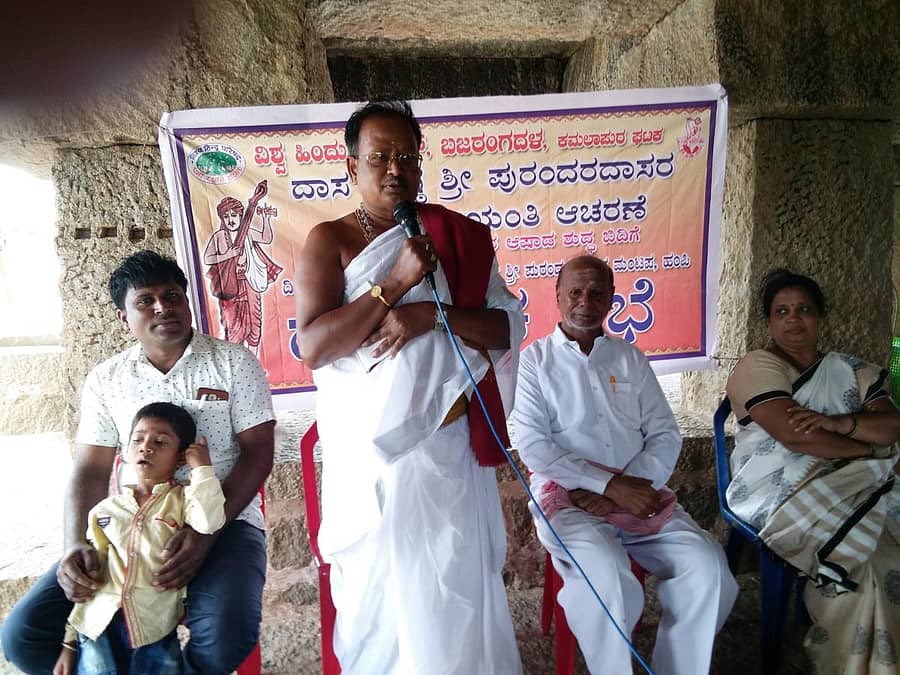 ಕಾರ್ಯಕ್ರಮದಲ್ಲಿ ಜಿಲ್ಲಾ ಧರ್ಮಾಚಾರ ಸಂಪರ್ಕ ಪ್ರಮುಖ ಮೋಹನ್ ಚಿಕ್ಕಭಟ್ ಜೋಷಿ ಮಾತನಾಡಿದರು