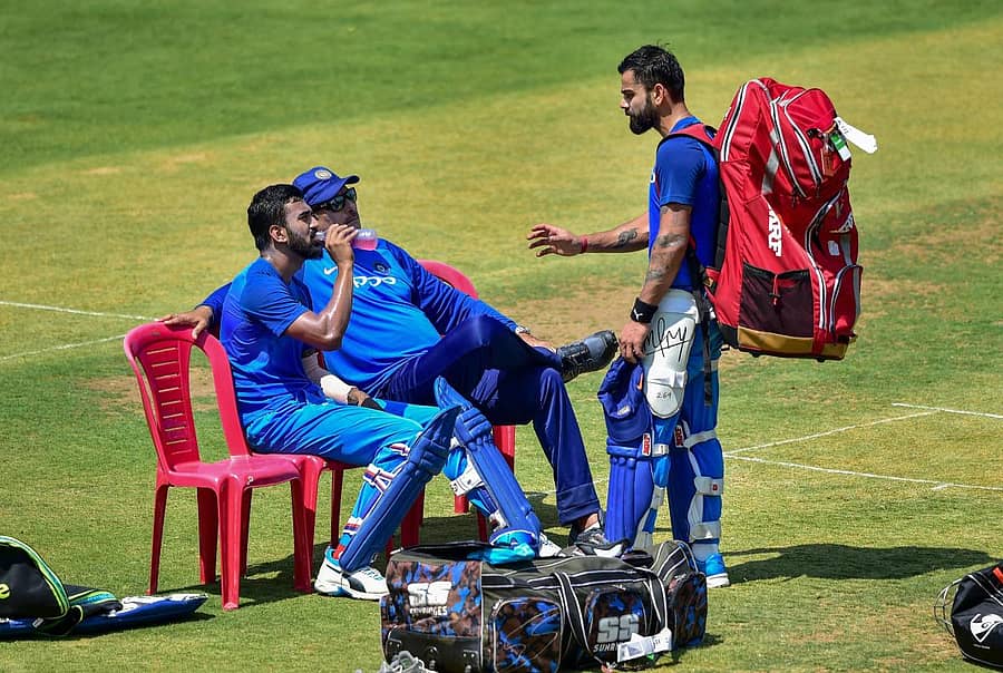 ಕೆ.ಎಲ್. ರಾಹುಲ್, ಕೋಚ್ ರವಿಶಾಸ್ತ್ರಿ ಮತ್ತು ನಾಯಕ ವಿರಾಟ್ ಕೊಹ್ಲಿ ಮಾತುಕತೆ–ಪಿಟಿಐ ಚಿತ್ರ