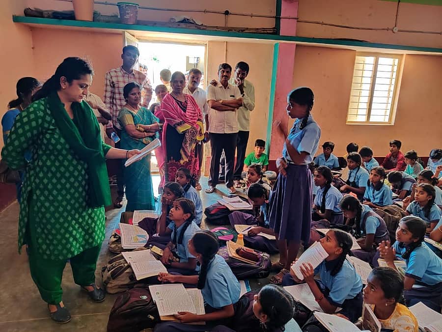 ಹಿರಿಯ ಪ್ರಾಥಮಿಕ ಶಾಲೆಯಲ್ಲಿ ಮಕ್ಕಳಿಗೆ ಪಾಠ ಮಾಡಿದ ಸಿಇಒ