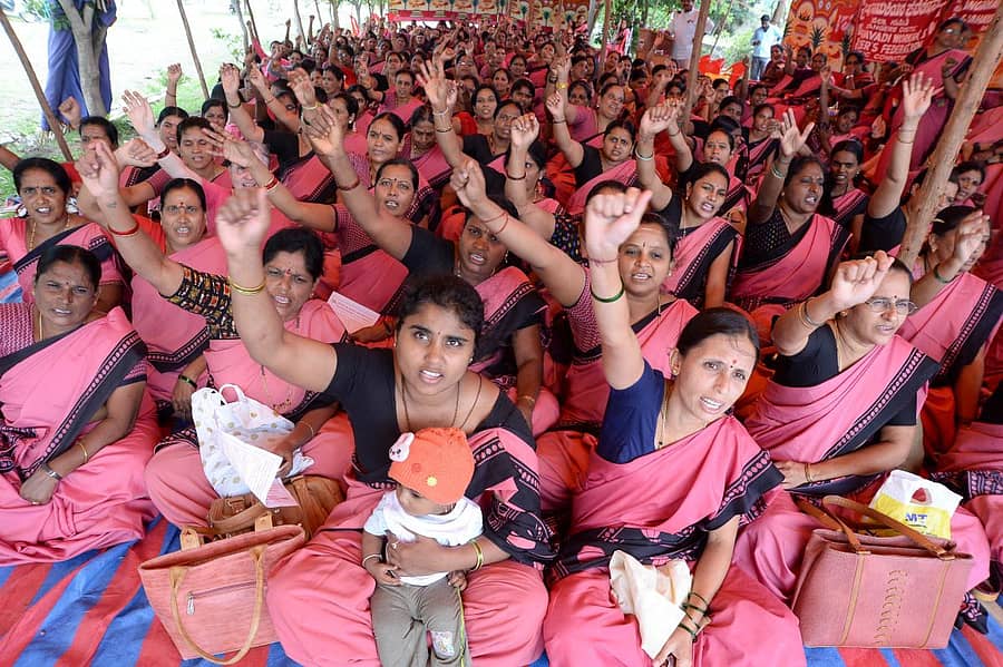 ದಾವಣಗೆರೆ ಜಿಲ್ಲಾ ಅಂಗನವಾಡಿ ಕಾರ್ಯಕರ್ತೆಯರ ಮತ್ತು ಸಹಾಯಕಿಯರ ಫೆಡರೇಷನ್ ಸದಸ್ಯರು ವಿವಿಧ ಬೇಡಿಕೆಗಳನ್ನು ಈಡೇರಿಸುವಂತೆ ಆಗ್ರಹಿಸಿ ಜಿಲ್ಲಾಧಿಕಾರಿ ಕಚೇರಿ ಎದುರು ಶುಕ್ರವಾರ ಧರಣಿ ಆರಂಭಿಸಿದರು