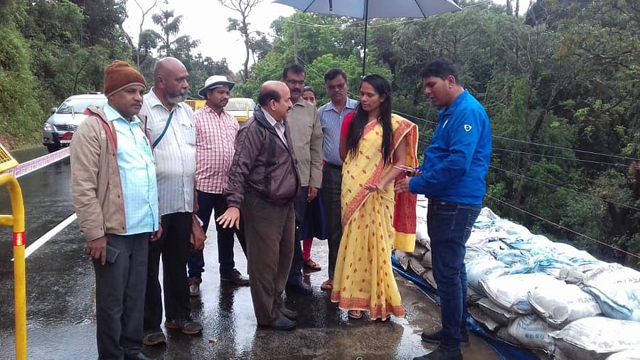 ಮಡಿಕೇರಿಯ ಕಾಟಕೇರಿ ಸಮೀಪ ರಾಷ್ಟ್ರೀಯ ಹೆದ್ದಾರಿ–275ರಲ್ಲಿ ಬಿರುಕು ಕಾಣಿಸಿಕೊಂಡ ಸ್ಥಳಕ್ಕೆ ಶುಕ್ರವಾರ ಜಿಲ್ಲಾಧಿಕಾರಿ ಅನೀಸ್ ಕಣ್ಮಣಿ ಜಾಯ್ ಭೇಟಿ ನೀಡಿ ಪರಿಶೀಲಿಸಿದರು