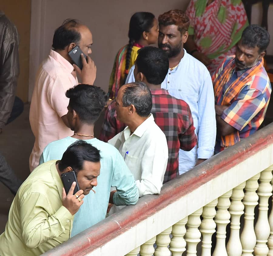 ಹುಬ್ಬಳ್ಳಿಯ ಮಿನಿ ವಿಧಾನಸೌಧದಲ್ಲಿ ಕಾರ್ಯನಿಮಿತ್ತ ಬರುವ ನಾಗರಿಕರಿಗೆ ಉಗುಳಲು ಇರುವ ಸ್ಥಳ ಇದು