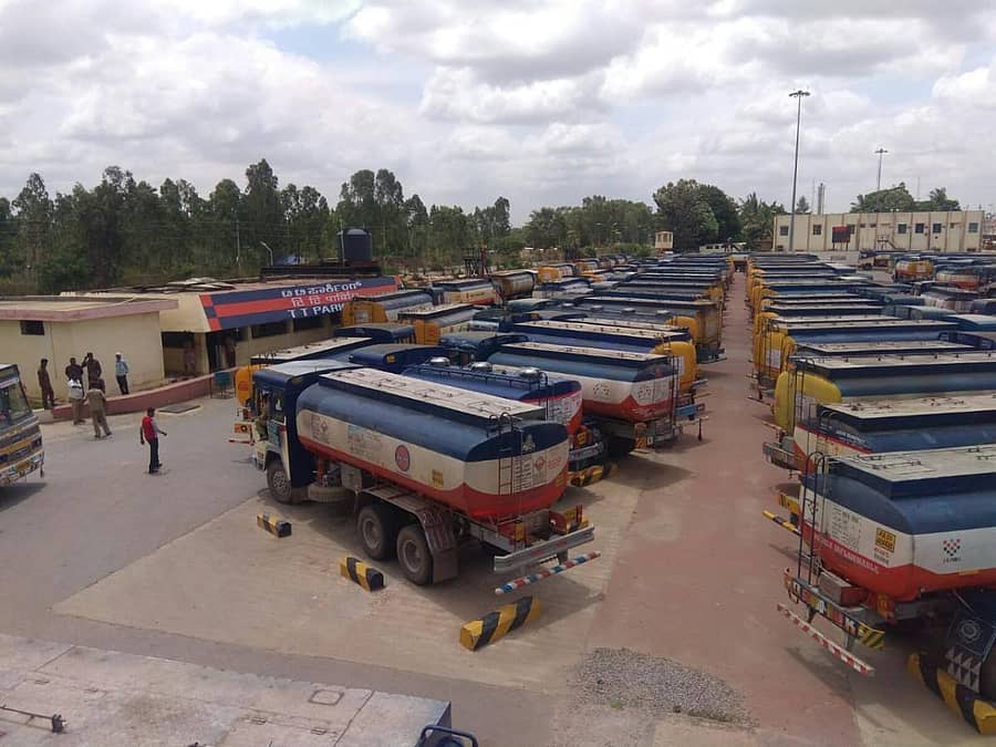 ಹೊಸಕೋಟೆಯ ದೇವನಗುಂದಿಯಲ್ಲಿರುವ ಇಂಡಿಯನ್ ಆಯಿಲ್ ಕಾರ್ಪರೇಷನ್ನ ಆಯಿಲ್ ಡಿಪೋದಲ್ಲಿ ಲಾರಿ ಚಾಲಕರು ಮುಷ್ಕರ ನಡೆಸಿದ ಪರಿಣಾಮವಾಗಿ ಇಂದು ಯಾವುದೇ ಲಾರಿಗಳು ರಸ್ತೆಗೆ ಇಳಿಯಲಿಲ್ಲ.