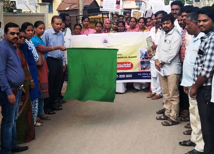 ರಾಯಚೂರಿನಲ್ಲಿ ಶುಕ್ರವಾರ ಆಯೋಜಿಸಿದ್ದ ಡೆಂಗಿ ವಿರೋಧಿ ಮಾಸಾಚರಣೆಯ ಜಾಥಾಕ್ಕೆ ತಾಲ್ಲೂಕು ಆರೋಗ್ಯ ಅಧಿಕಾರಿ ಡಾ.ಎಂ.ಡಿ.ಶಾಕೀರ ಚಾಲನೆ ನೀಡಿದರು