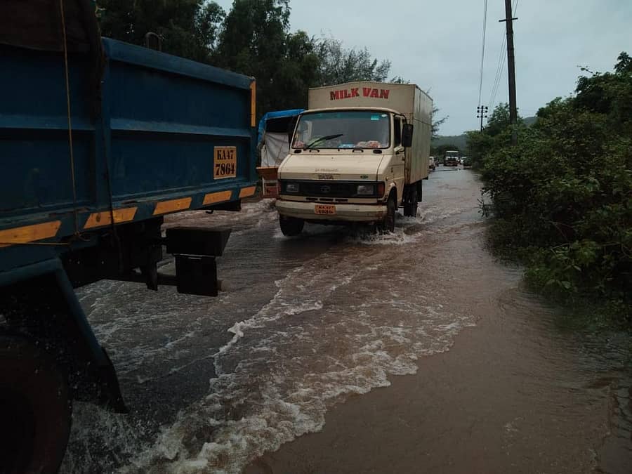ಕಾರವಾರ ತಾಲ್ಲೂಕಿನ ಅರಗಾದಲ್ಲಿ ರಾಷ್ಟ್ರೀಯ ಹೆದ್ದಾರಿ 66ರಲ್ಲಿ ಶುಕ್ರವಾರ ಬೆಳಿಗ್ಗೆ ಮಳೆ ನೀರು ನಿಂತಿದ್ದ ಕಾರಣ ವಾಹನ ಸವಾರರು ತೊಂದರೆಗೊಳಗಾದರು