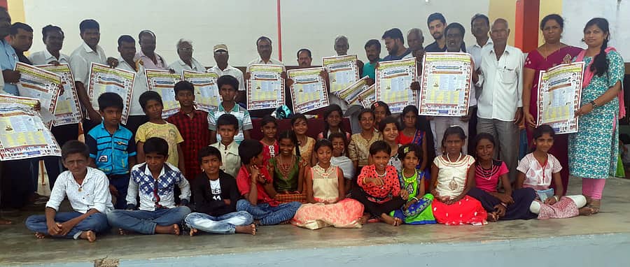 ಚನ್ನಪಟ್ಟಣ ತಾಲ್ಲೂಕಿನ ಹೊಡಿಕೆ ಹೊಸಹಳ್ಳಿ ಗ್ರಾಮದ ಶಾಲಾ ವಿದ್ಯಾರ್ಥಿಗಳು ಕುರುಕ್ಷೇತ್ರ ಪೌರಾಣಿಕ ನಾಟಕ ಕಲಿತಿದ್ದು, ಅದರ ಆಹ್ವಾನ ಪತ್ರಿಕೆಯನ್ನು ಸೀತಾರಾಮು ಬಿಡುಗಡೆ ಮಾಡಿದರು