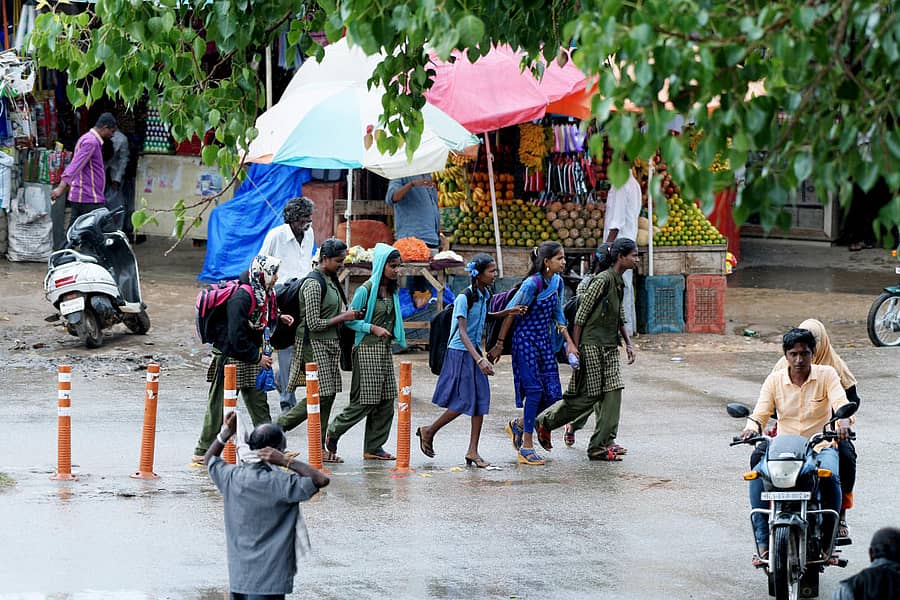ಎಚ್.ಡಿ.ಕೋಟೆ ಪಟ್ಟಣದಲ್ಲಿ ಶುಕ್ರವಾರ ಸುರಿದ ತುಂತುರು ಮಳೆಯಲ್ಲೇ ಶಾಲಾ ವಿದ್ಯಾರ್ಥಿಗಳು ಮನೆಗೆ ಮರಳಿದರು