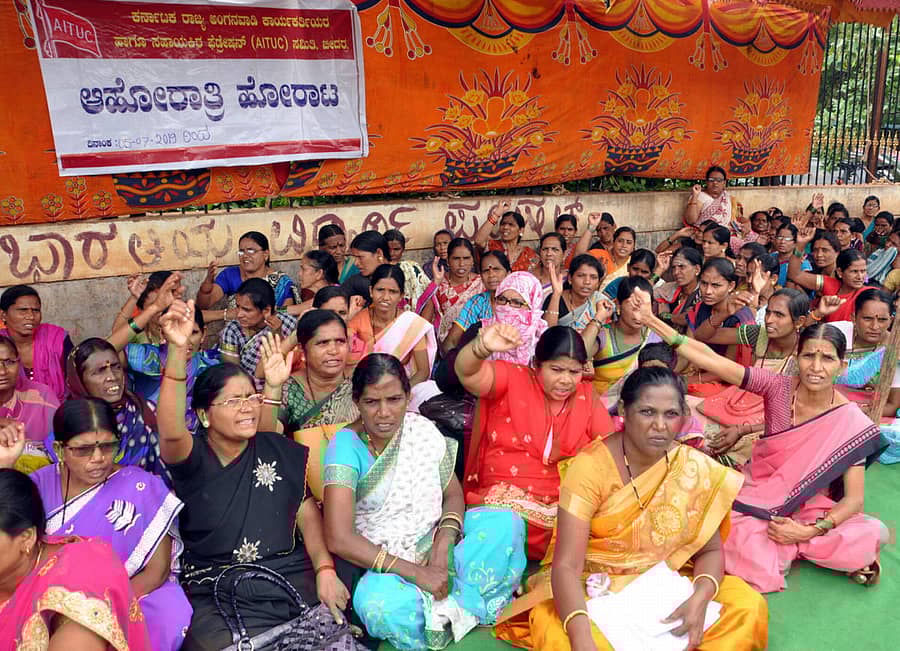 ಅಂಗನವಾಡಿ ಕಾರ್ಯಕರ್ತೆಯರ ಗೌರವ ಧನ ಹೆಚ್ಚಿಸಬೇಕು ಎಂದು ಒತ್ತಾಯಿಸಿ ಅಂಗನವಾಡಿ ನೌಕರರು ಬೀದರ್ನ ಜಿಲ್ಲಾಧಿಕಾರಿ ಕಚೇರಿ ಎದುರು ಶುಕ್ರವಾರ ಅಹೋರಾತ್ರಿ ಧರಣಿ ಆರಂಭಿಸಿದರು