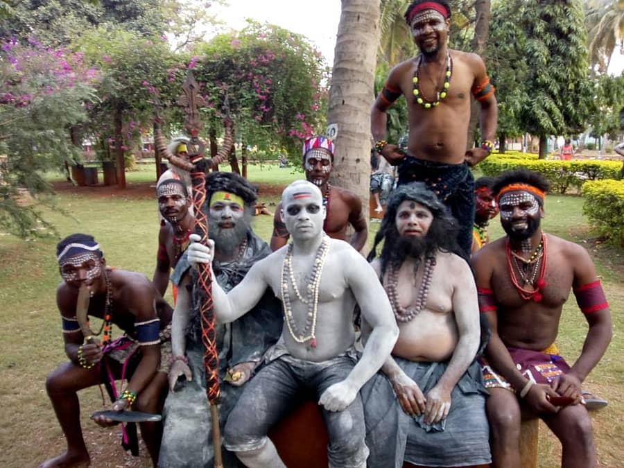 ಭೈರಾದೇವಿ ಚಿತ್ರದಲ್ಲಿ ಯುವನಟ ಸುನೀಲ ಸಿದ್ದಿ (ಮಧ್ಯದಲ್ಲಿ ಕುಳಿತಿರುವರು) ಬಾಬಾನ ಪಾತ್ರದಲ್ಲಿ ನಟಿಸಿರುವುದು