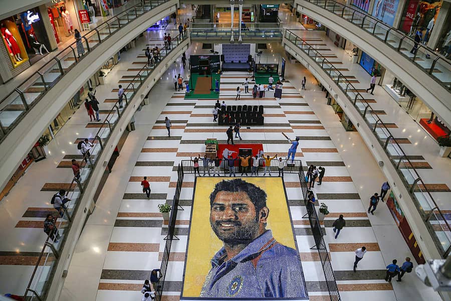 ಮಹಾರಾಷ್ಟ್ರದ ಥಾಣೆಯಲ್ಲಿರುವ ಸಿಟಿ ಮಾಲ್ನಲ್ಲಿ ಮಹೇಂದ್ರಸಿಂಗ್ ಧೋನಿ ಅವರ ಮೊಸೈಕ್ ಪೋರ್ಟ್ರೇಟ್ ಅನ್ನು ಕಲಾವಿದರೊಬ್ಬರು ಪ್ರದರ್ಶಿಸಿರುವುದು –ಪಿಟಿಐ ಚಿತ್ರ