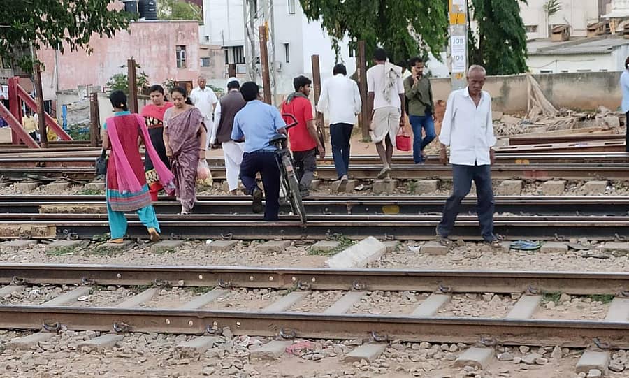 ರೈಲ್ವೆ ಹಳಿ ದಾಟುತ್ತಿರುವ ಜನರು
