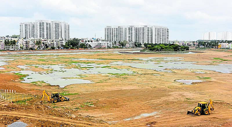 ಸಾರಕ್ಕಿ ಕೆರೆಯ ಅಭಿವೃದ್ಧಿ ಕಾಮಗಾರಿ ಭರದಿಂದ ಸಾಗಿದೆ– ಪ್ರಜಾವಾಣಿ ಚಿತ್ರ