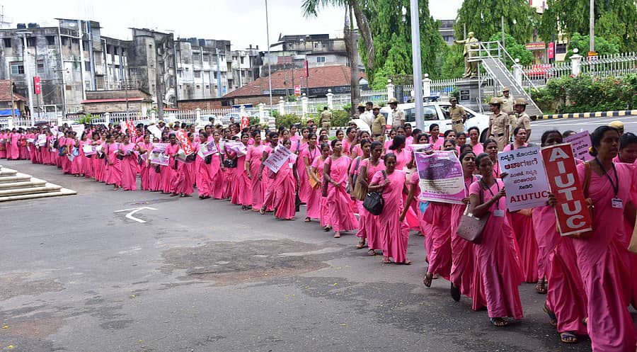 ತಮ್ಮ ವಿವಿಧ ಬೇಡಿಕೆಗಳನ್ನು ಈಡೇರಿಸುವಂತೆ ಆಗ್ರಹಿಸಿ ಶನಿವಾರ ಮಂಗಳೂರಿನಲ್ಲಿ ಪ್ರತಿಭಟನೆ ನಡೆಸಿದ ಆಶಾ ಕಾರ್ಯಕರ್ತೆಯರು ನಗರದ ಪುರಭವನದಿಂದ ಜಿಲ್ಲಾಧಿಕಾರಿ ಕಚೇರಿವರೆಗೆ ಜಾಥಾ ನಡೆಸಿದರು.– ಪ್ರಜಾವಾಣಿ ಚಿತ್ರ