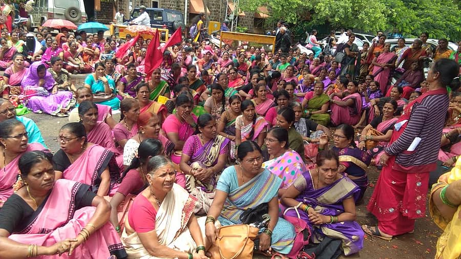 ವಿವಿಧ ಬೇಡಿಕೆಗಳ ಈಡೇರಿಕೆಗೆ ಆಗ್ರಹಿಸಿ ರಾಜ್ಯ ಅಂಗನವಾಡಿ ಕಾರ್ಯಕರ್ತೆಯರು ಮತ್ತು ಸಹಾಯಕಿಯರ ಫೆಡರೇಷನ್ನ ಜಿಲ್ಲಾ ಘಟಕದ ಸದಸ್ಯರು ಬೆಳಗಾವಿ ಜಿಲ್ಲಾಧಿಕಾರಿ ಕಚೇರಿ ಆವರಣದಲ್ಲಿ ಶನಿವಾರವೂ ಧರಣಿ ನಡೆಸಿದರು