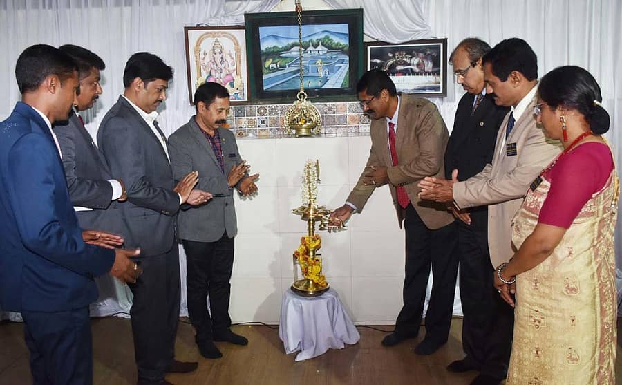 ಮಡಿಕೇರಿಯ ಕೊಡವ ಸಮಾಜದಲ್ಲಿ ನಡೆದ ಪದಗ್ರಹಣ ಸಮಾರಂಭಕ್ಕೆ ನಿವೃತ್ತ ಮೇಜರ್ ಜನರಲ್ ಕಾಳೆಂಗಡ ಸಿ. ಕಾರ್ಯಪ್ಪ ಚಾಲನೆ ನೀಡಿದರು