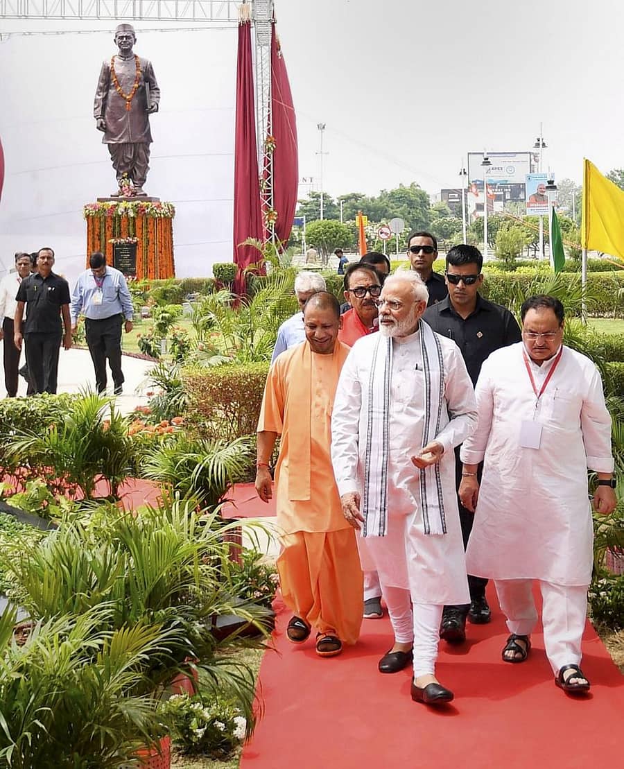 ಮಾಜಿ ಪ್ರಧಾನಿ ಲಾಲ್ಬಹದ್ದೂರ್ ಶಾಸ್ತ್ರಿ ಅವರ ಪ್ರತಿಮೆಯನ್ನು ಪ್ರಧಾನಿ ನರೇಂದ್ರ ಮೋದಿ ಅವರು ಶನಿವಾರ ಅನಾವರಣಗೊಳಿಸಿದರು. ಯೋಗಿ ಆದಿತ್ಯನಾಥ ಮತ್ತು ಜೆ.ಪಿ. ನಡ್ಡಾ ಇದ್ದಾರೆ