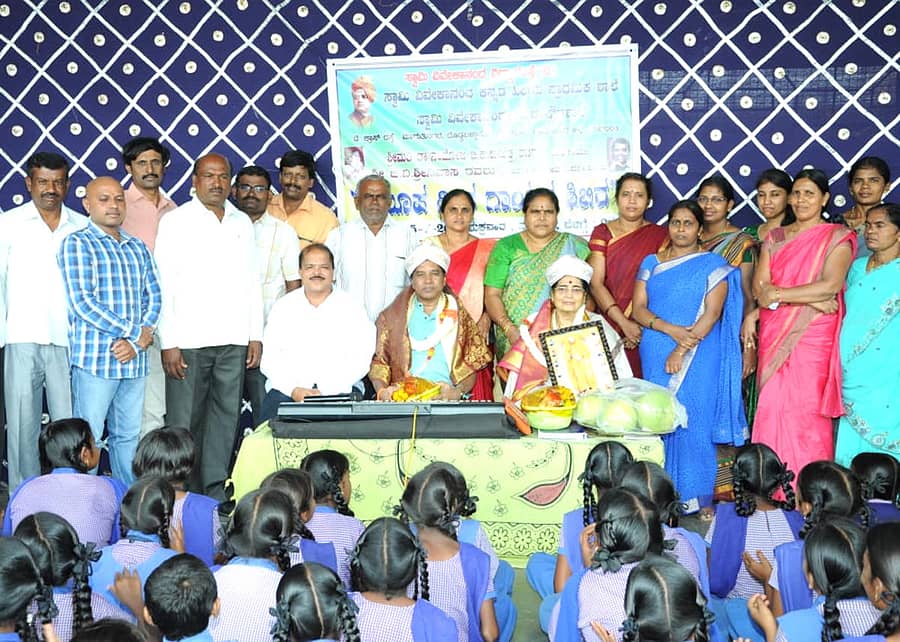 ಗಾಯಕಿ ಡಾ.ಬಿ.ಕೆ. ಸುಮಿತ್ರ ಅವರನ್ನು ಅಭಿನಂದಿಸಲಾಯಿತು