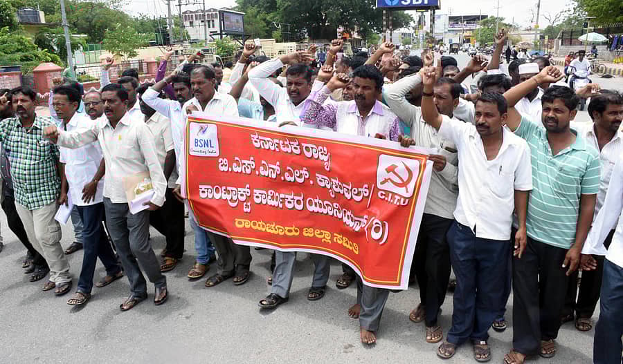ರಾಯಚೂರಿನಲ್ಲಿ ರಾಜ್ಯ ಬಿಎಸ್‌ಎನ್‌ಎಲ್ ಕ್ಯಾಶುವೆಲ್ ಕಾಂಟ್ರಾಕ್ಟ್‌ ಕಾರ್ಮಿಕರ ಒಕ್ಕೂಟದ ಸದಸ್ಯರು ಶನಿವಾರ ಪ್ರತಿಭಟನೆ ನಡೆಸಿದರು
