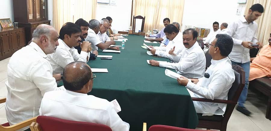 ಸ್ಪೀಕರ್ ಕೊಠಡಿಯಲ್ಲಿ ಶನಿವಾರ ರಾಜೀನಾಮೆಗೆ ಸಿದ್ಧರಾದ ಶಾಸಕರು. ಪ್ರಜಾವಾಣಿ ಚಿತ್ರ