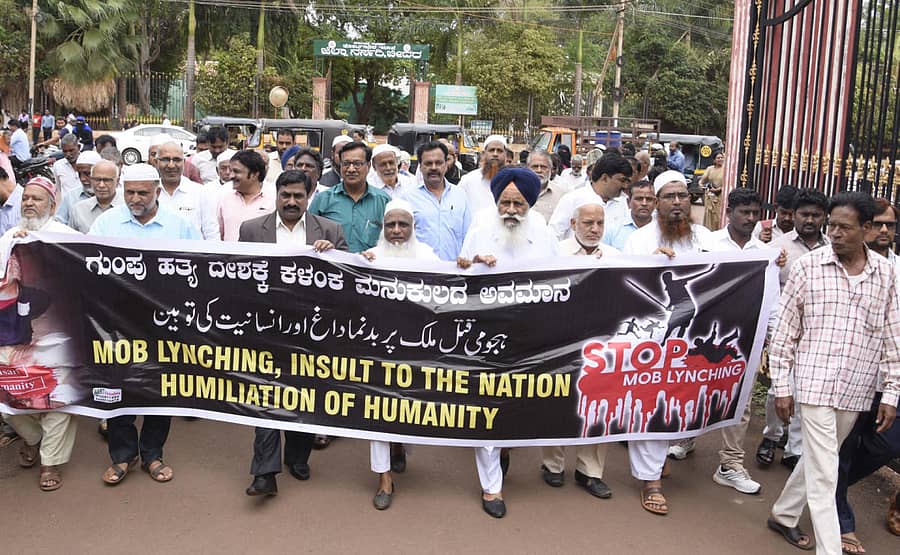 ದೇಶದಲ್ಲಿ ಹೆಚ್ಚುತ್ತಿರುವ ಗುಂಪು ಹತ್ಯೆ ಖಂಡಿಸಿ ಬೀದರ್ನಲ್ಲಿ ಶನಿವಾರ ವಿವಿಧ ಸಂಘಟನೆಗಳ ಪ್ರಮುಖರು ಮೆರವಣಿಗೆ ನಡೆಸಿದರು