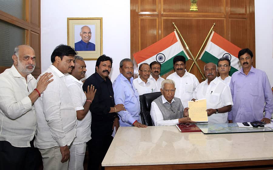 ರಾಜ್ಯಪಾಲ ವಜುಭಾಯಿ ವಾಲಾ ಅವರಿಗೆ ರಾಜೀನಾಮೆ ಪ್ರತಿಯನ್ನು ಸಲ್ಲಿಸಿದ ಕಾಂಗ್ರೆಸ್‌ ಹಾಗೂ ಜೆಡಿಎಸ್‌ನ 11 ಶಾಸಕರು. ಶಿವರಾಮ್‌ ಹೆಬ್ಬಾರ್, ಮುನಿರತ್ನ, ಎಸ್‌. ಟಿ. ಸೋಮಶೇಖರ್‌, ಬಿ.ಸಿ. ಪಾಟೀಲ, ಬೈರತಿ ಬಸವರಾಜ್‌, ಪ್ರತಾಪ್‌ ಗೌಡ ಪಾಟೀಲ, ನಾರಾಯಣ ಗೌಡ, ಕೆ. ಗೋಪಾಲಯ್ಯ, ಎಚ್‌. ವಿಶ್ವನಾಥ್, ಮಹೇಶ್‌ ಕುಮಟಳ್ಳಿ ಹಾಗೂ ರಮೇಶ್‌ ಜಾರಕಿಹೊಳಿ ಇದ್ದಾರೆ
