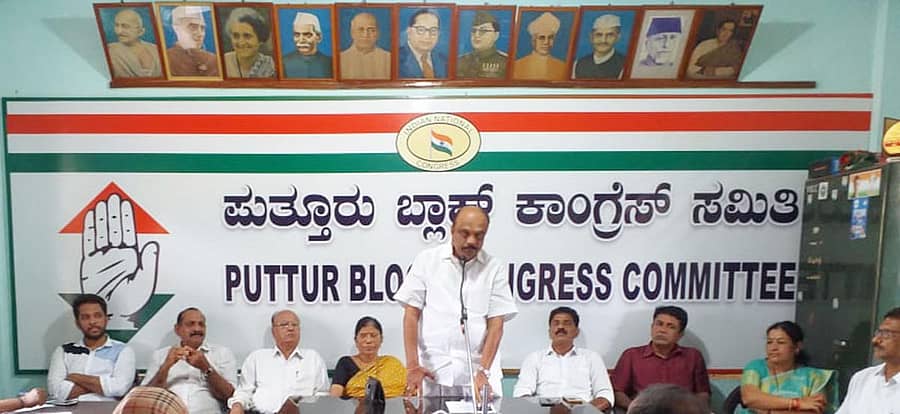 ಪುತ್ತೂರಿನಲ್ಲಿ ನಡೆದ ವಿದ್ಯಾರ್ಥಿನಿಯೊಬ್ಬಳ ಸಾಮೂಹಿಕ ಅತ್ಯಾಚಾರ ಮತ್ತು ದಲಿತ ಬಾಲಕಿಯ ಮೇಲೆ ನಡೆದ ಅತ್ಯಾಚಾರ ಪ್ರಕರಣವನ್ನು ಖಂಡಿಸಿ ಶನಿವಾರ ಪುತ್ತೂರು ಬ್ಲಾಕ್ ಕಾಂಗ್ರೆಸ್ ಕಚೇರಿಯಲ್ಲಿ ನಡೆದ ಖಂಡನಾ ಸಭೆಯಲ್ಲಿ ಜಿಲ್ಲಾ ಕಾಂಗ್ರೆಸ್ ಅಧ್ಯಕ್ಷ ಕೆ.ಹರೀಶ್ ಕುಮಾರ್ ಅವರು ಮಾತನಾಡಿದರು