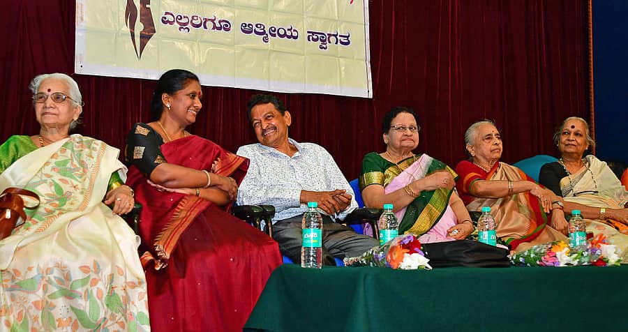 ಕಾರ್ಯಕ್ರಮದಲ್ಲಿ ಬಿ.ಆರ್.ಮಮತಾ ಹಾಗೂ ಈಶ್ವರ ದೈತೋಟ ಮಾತುಕತೆಯಲ್ಲಿ ತೊಡಗಿದ್ದರು. ಹಿರಿಯ ಪತ್ರಕರ್ತೆಯರಾದ ನಾಗಮಣಿ ಎಸ್.ರಾವ್, ಕುಶಲಾ ಡಿಮೆಲ್ಲೊ, ಸುಶೀಲ ಸುಬ್ರಹ್ಮಣ್ಯ ಹಾಗೂ ವಿಜಯ ಇದ್ದಾರೆ –ಪ್ರಜಾವಾಣಿ ಚಿತ್ರ