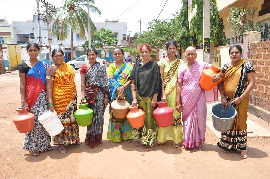 ಟ್ಯಾಂಕರ್ ನೀರಿಗಾಗಿ ಕಾಯುತ್ತಿರುವ ಮಹಿಳೆಯರು