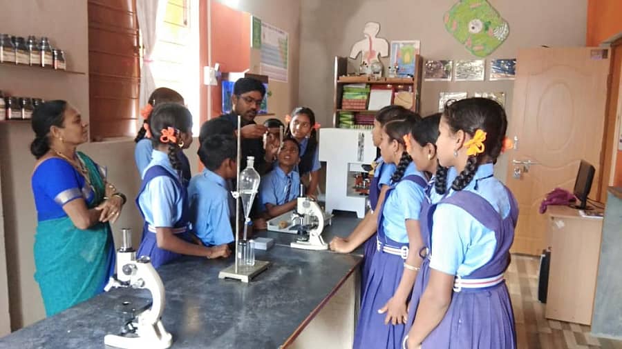 ಬೆಳಗಾವಿ ಜಿಲ್ಲೆ ಭೂತರಾಮನಹಟ್ಟಿ ಕನ್ನಡ ಮಾದರಿ ಸರ್ಕಾರಿ ಶಾಲೆಯ ವಿಜ್ಞಾನ ಪ್ರಯೋಗಾಲಯದಲ್ಲಿ ಮಕ್ಕಳು ಶಿಕ್ಷಕರ ಸಹಾಯದಲ್ಲಿ ಕಲಿಯುತ್ತಿರುವುದು– ಪ್ರಜಾವಾಣಿ ಚಿತ್ರ