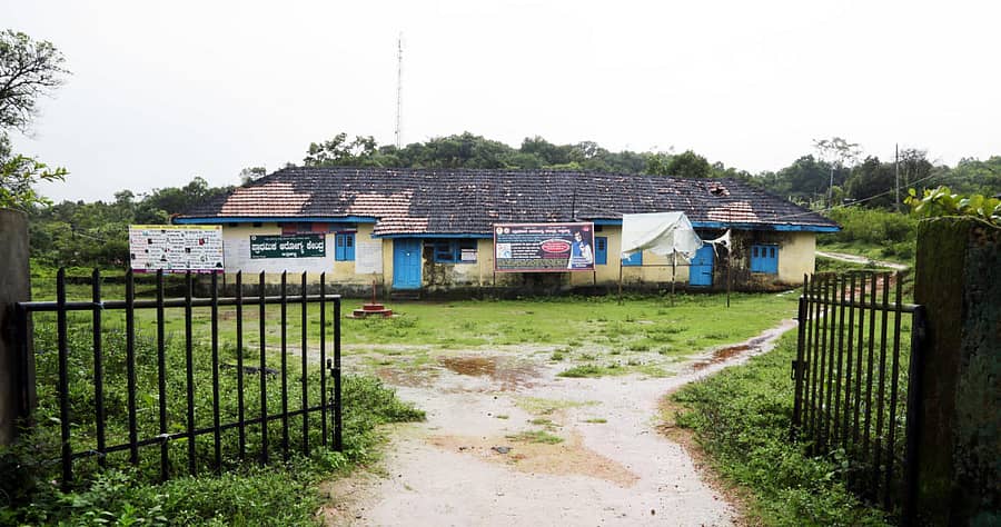 ಸಕಲೇಶಪುರ ತಾಲ್ಲೂಕಿನ ಅತ್ತಿಹಳ್ಳಿ ಸರ್ಕಾರಿ ಪ್ರಾಥಮಿಕ ಆರೋಗ್ಯ ಕೇಂದ್ರ ಕಟ್ಟಡ ಹೀಗಿದೆ (ಎಡಚಿತ್ರ) ಆರೋಗ್ಯ ಕೇಂದ್ರದ ವಸತಿ ಗೃಹಗಳ ಈಗಿನ ಸ್ಥಿತಿ