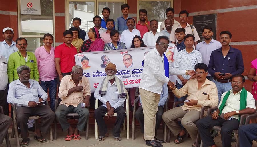 ಪ್ರಜಾ ವಿಮೋಚನಾ ಚಳವಳಿ ಪದಾಧಿಕಾರಿಗಳು ಕನ್ನಡಕ ವಿತರಿಸಿದರು