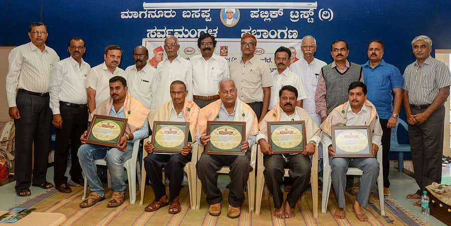 ದಾವಣಗೆರೆಯ ಮಾಗನೂರು ಬಸಪ್ಪ ಪಬ್ಲಿಕ್ ಸ್ಕೂಲ್ನಲ್ಲಿ ಭಾನುವಾರ ಸಾದರ ನೌಕರರ ಬಳಗದಿಂದ ಸಾಧಕರನ್ನು ಸನ್ಮಾನಿಸಲಾಯಿತು