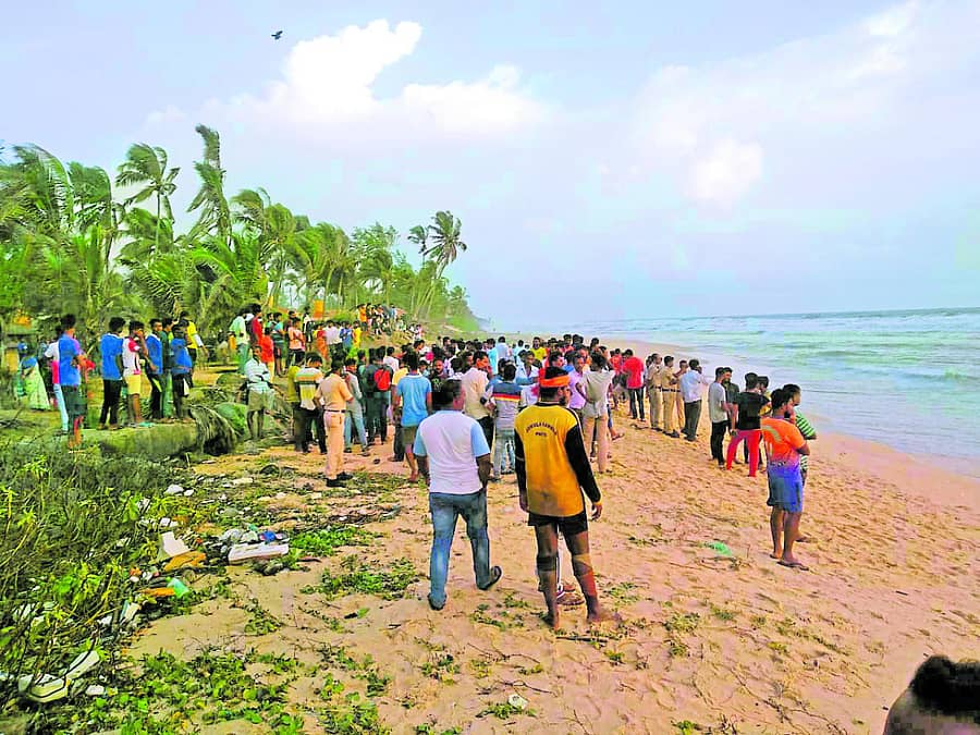 ಮೂಲ್ಕಿ ಬಳಿಯ ಸಸಿಹಿತ್ಲುವಿನಲ್ಲಿ ಭಾನುವಾರ ಇಬ್ಬರು ಸಮುದ್ರ ಪಾಲಾಗಿದ್ದು, ಸ್ಥಳದಲ್ಲಿ ಸೇರಿರುವ ಜನಸ್ತೋಮ
