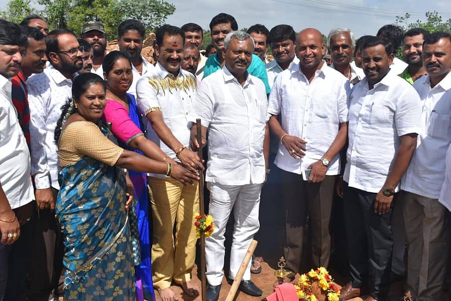 ರಾಮೋಹಳ್ಳಿ ಹಾಲು ಉತ್ಪಾದಕರ ಸಹಕಾರ ಸಂಘದ ಕಟ್ಟಡ ಕಾಮಗಾರಿಗೆ ಶಾಸಕ ಎಸ್.ಟಿ.ಸೋಮಶೇಖರ್ ಚಾಲನೆ ನೀಡಿದರು. ಸಂಘದ ಅಧ್ಯಕ್ಷ ವಿ.ವೇಣುಗೋಪಾಲ್, ಬಮೂಲ್ ನಿರ್ದೇಶಕ ಎಚ್.ಎಸ್.ಹರೀಶ್ ಕುಮಾರ್, ಗ್ರಾ.ಪಂ. ಅಧ್ಯಕ್ಷೆ ರೂಪಾ ವೇಣುಗೋಪಾಲ್ ಇದ್ದರು.