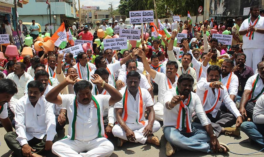 ಕಾಂಗ್ರೆಸ್ ಕಾರ್ಯಕರ್ತರು ಹಾಗೂ ಮಹಿಳೆಯರು ವರ್ತೂರು ಮುಖ್ಯರಸ್ತೆಯಲ್ಲಿ ಪ್ರತಿಭಟನೆ ನಡೆಸಿದರು