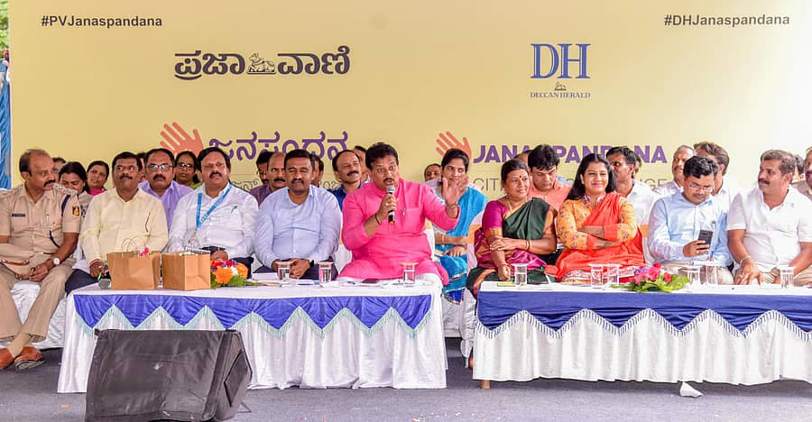 ಶಾಸಕ ಎಸ್‌.ಆರ್‌.ವಿಶ್ವನಾಥ್‌ ಮಾತನಾಡಿದರು. ಎಸಿ‍ಪಿ ಶ್ರೀನಿವಾಸ್, ಪಾಲಿಕೆಯ ಯಲಹಂಕ ವಲಯದ ಜಂಟಿ ಆಯುಕ್ತ ಅಶೋಕ್‌, ಪಾಲಿಕೆ ಸದಸ್ಯರಾದ ಕೆಂಪೇಗೌಡ ವಾರ್ಡ್‌ನ ಚಂದ್ರಮ್ಮ ಕೆಂಪೇಗೌಡ, ಅಟ್ಟೂರು ವಾರ್ಡ್‌ನ ನೇತ್ರಾ ಪಲ್ಲವಿ, ತಹಶೀಲ್ದಾರ್‌ ಮಂಜುನಾಥ್‌, ಯಲಹಂಕ ಉಪನಗರ ವಾರ್ಡ್‌ನ ಪಾಲಿಕೆ ಸದಸ್ಯ ಸತೀಶ್‌ ಎಂ. ಹಾಗೂ ವಿವಿಧ ಇಲಾಖೆಗಳ ಅಧಿಕಾರಿಗಳು ಚಿತ್ರದಲ್ಲಿದ್ದಾರೆ    –ಪ್ರಜಾವಾಣಿ ಚಿತ್ರ