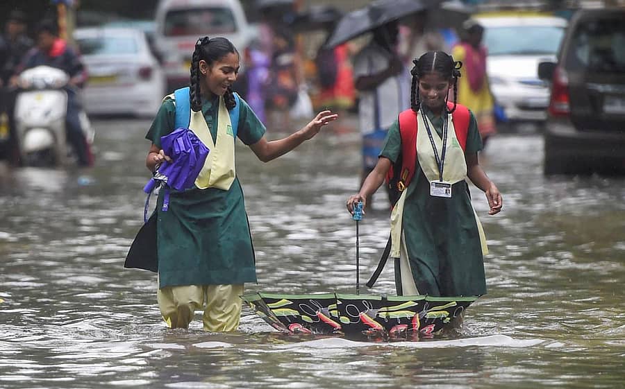 ಮುಂಬೈಯ ನೀರು ತುಂಬಿದ ರಸ್ತೆಯಲ್ಲಿ ಶಾಲೆಗೆ ತೆರಳಿದ ವಿದ್ಯಾರ್ಥಿನಿಯರು –ಪಿಟಿಐ ಚಿತ್ರ