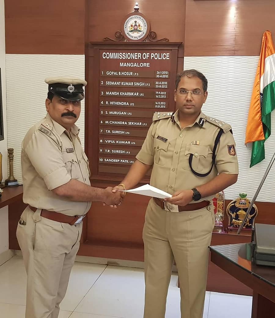 ಮಂಗಳೂರು ಪೂರ್ವ (ಕದ್ರಿ) ಪೊಲೀಸ್‌ ಠಾಣೆಯ ಸಹಾಯಕ ಸಬ್‌ ಇನ್‌ಸ್ಪೆಕ್ಟರ್‌ ಸಂತೋಷ್ ಅವರಿಗೆ ಮಂಗಳೂರು ನಗರ ಪೊಲೀಸ್‌ ಕಮಿಷನರ್‌ ಸಂದೀಪ್‌ ಪಾಟೀಲ್‌ ಅವರು ಸೋಮವಾರ ಪ್ರಶಂಸಾ ‍ಪತ್ರ ನೀಡಿ ಗೌರವಿಸಿದರು.