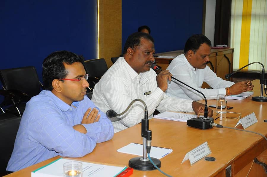 ವಿಜಯಪುರದ ಜಿಲ್ಲಾ ಪಂಚಾಯಿತಿ ಸಭಾಂಗಣದಲ್ಲಿ ಜಿಲ್ಲಾ ಪಂಚಾಯಿತಿ ಅಧ್ಯಕ್ಷ ಶಿವಯೋಗಪ್ಪ ನೇದಲಗಿ ಅಧ್ಯಕ್ಷತೆಯಲ್ಲಿ ಸೋಮವಾರ ಸಾಮಾನ್ಯ ಸಭೆ ನಡೆಯಿತು