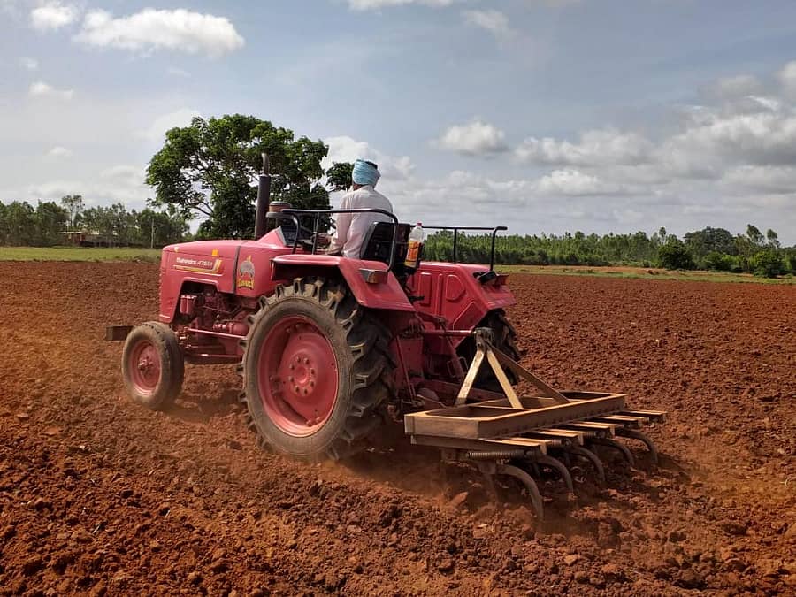 ಕೃಷಿ ಯಂತ್ರಧಾರೆ ಕೇಂದ್ರದಲ್ಲಿನ ಯಂತ್ರ ಬಳಸಿ ಹೊಲ ಹಸನು ಮಾಡುತ್ತಿರುವ ರೈತರು