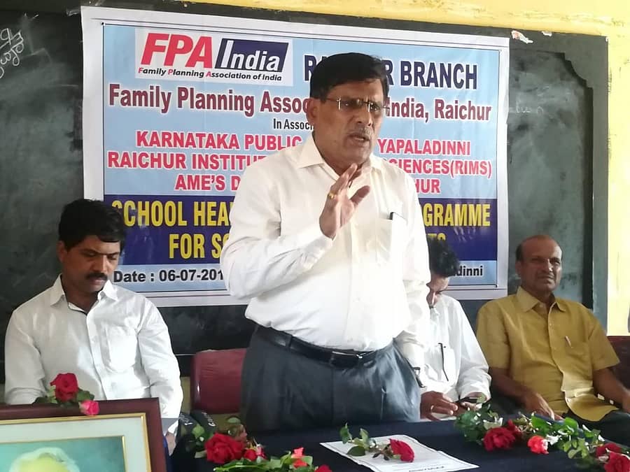 ರಾಯಚೂರು ತಾಲ್ಲೂಕಿನ ಯಾಪಲದಿನ್ನಿ ಗ್ರಾಮದಲ್ಲಿ ಶನಿವಾರ ಆಯೋಜಿಸಿದ್ದ ಆರೋಗ್ಯ ಮೇಳದಲ್ಲಿ ಭಾರತೀಯ ಕುಟುಂಬ ಯೋಜನಾ ಸಂಘದ ಜಿಲ್ಲಾ ಘಟಕದ ಅಧ್ಯಕ್ಷ ಡಾ.ವಿ.ಎ. ಮಾಲಿಪಾಟೀಲ ಮಾತನಾಡಿದರು