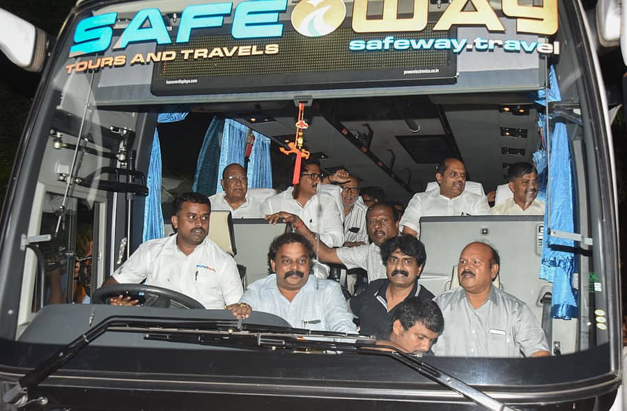 ಮೈತ್ರಿ ಸರ್ಕಾರದ ಶಾಸಕರು ಮತ್ತು ಸಚಿವರು ನಗರದ ತಾಜ್‌ ವೆಸ್ಟ್‌ಎಂಡ್‌ ಹೋಟೆಲ್‌ನಲ್ಲಿ ಸಭೆ ಮುಗಿಸಿಕೊಂಡು ಬಸ್‌ನಲ್ಲಿ ರೆಸಾರ್ಟ್‌ಗೆ ತೆರಳಿದರು - –ಪ್ರಜಾವಾಣಿ ಚಿತ್ರ