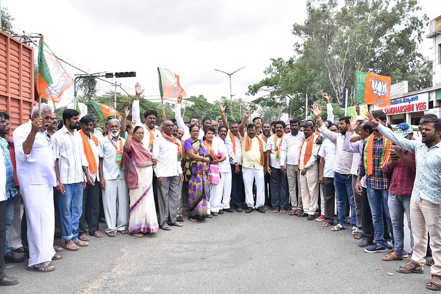 ನಗರದಲ್ಲಿ ಬಿಜೆಪಿ ಕಾರ್ಯಕರ್ತರು ಪ್ರತಿಭಟನೆ ನಡೆಸಿದರು.