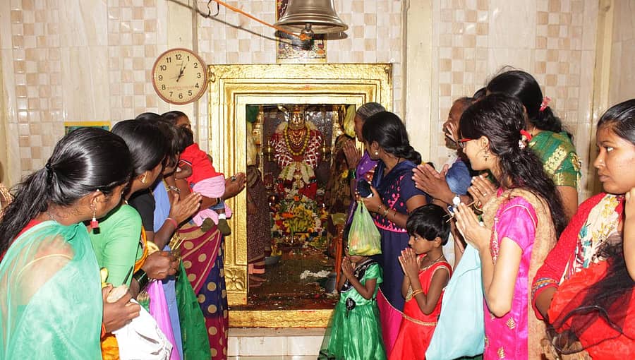 ಜಾತ್ರೆಯಲ್ಲಿ ಕರಿಯಮ್ಮದೇವಿ ದರ್ಶನ ಪಡೆದು ಭಕ್ತಿಪೂರ್ವಕವಾಗಿ ನಮಿಸಿದ ಮಹಿಳೆಯರು