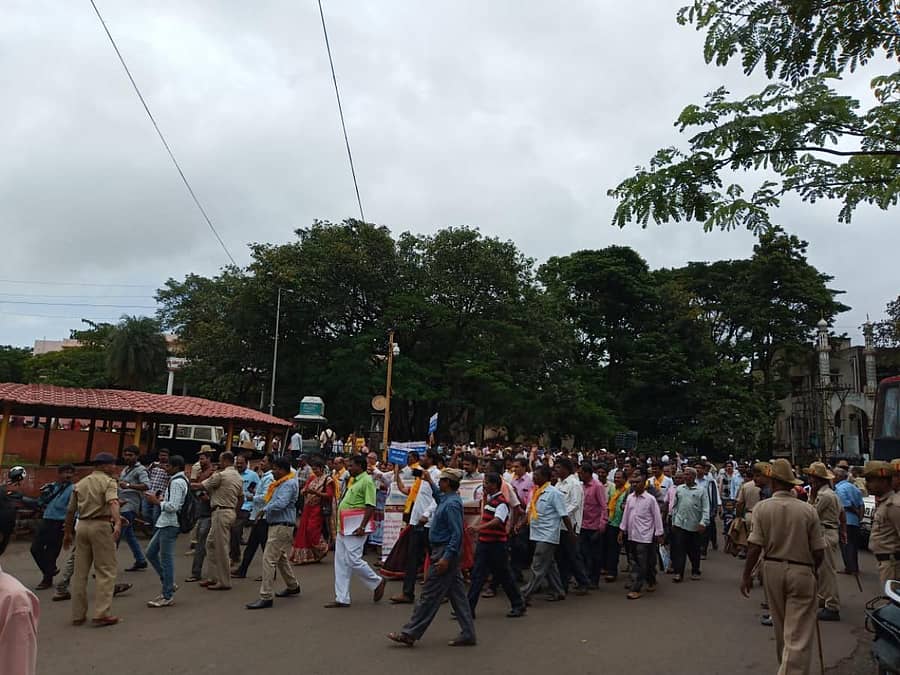 ಬೆಳಗಾವಿಯಲ್ಲಿ ವಿವಿಧ ಬೇಡಿಕೆ ಈಡೇರಿಕೆಗೆ ಆಗ್ರಹಿಸಿ ಪ್ರಾಥಮಿಕ ಶಾಲಾ ಶಿಕ್ಷಕರ ಸಂಘದ ಸದಸ್ಯರು ಮಂಗಳವಾರ ಪ್ರತಿಭಟನೆ ನಡೆಸಿದರು