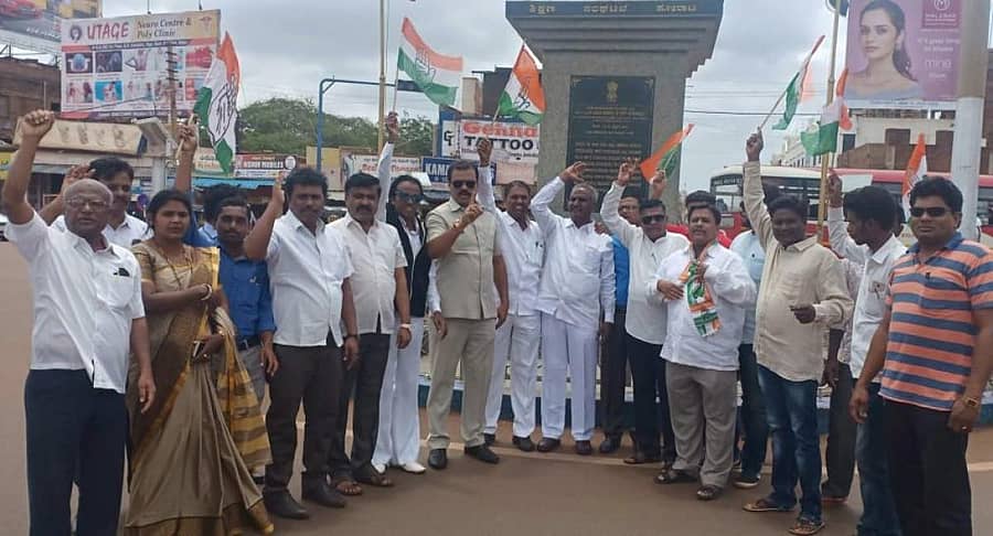 ರಾಜ್ಯದಲ್ಲಿ ಆಡಳಿತ ಚುಕ್ಕಾಣಿ ಹಿಡಿಯಲು ಬಿಜೆಪಿ ವಾಮಮಾರ್ಗ ಅನುಸರಿಸುತ್ತಿದೆ ಎಂದು ಆರೋಪಿಸಿ ಕಾಂಗ್ರೆಸ್ ಕಾರ್ಯಕರ್ತರು ಬೀದರ್ನ ಅಂಬೇಡ್ಕರ್ ವೃತ್ತದಲ್ಲಿ ಮಂಗಳವಾರ ಪ್ರತಿಭಟನೆ ನಡೆಸಿದರು