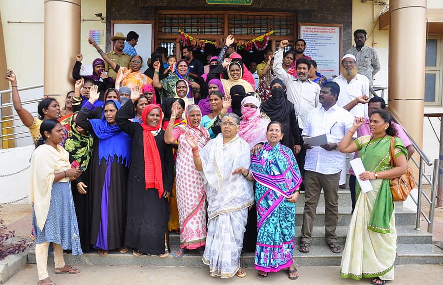 ಕೊಳೆಗೇರಿ ನಿವಾಸಿಗಳು ಮಂಗಳವಾರ ಹೊಸಪೇಟೆ ನಗರಸಭೆ ಕಚೇರಿ ಎದುರು ಪ್ರತಿಭಟನೆ ನಡೆಸಿದರು