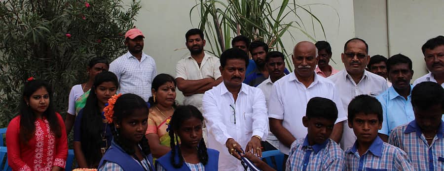 ಮಾಗಡಿ ಗಂಗಾಧರೇಶ್ವರ ಪ್ರೌಢಶಾಲೆ ಮಕ್ಕಳಿಗೆ ಟೈ, ಬೆಲ್ಟ್‌, ಲೇಖನ ಸಾಮಗ್ರಿಗಳನ್ನು ಕೆ.ಎನ್‌ ಗಂಗರಾಜು ವಿತರಿಸಿದರು