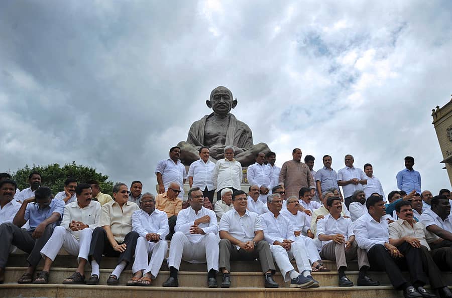 ಸರ್ಕಾರವನ್ನು ಬಿಜೆಪಿ ಅಸ್ಥಿರಗೊಳಿಸುತ್ತಿದೆ ಎಂದು ಆರೋಪಿಸಿ ಕಾಂಗ್ರೆಸ್‌ ಮುಖಂಡರು ವಿಧಾನಸೌಧ ಆವರಣದಲ್ಲಿರುವ ಮಹಾತ್ಮ ಗಾಂಧಿ ಪ್ರತಿಮೆ ಎದುರು ಮಂಗಳವಾರ ಪ್ರತಿಭಟನೆ ನಡೆಸಿದರು –ಪ್ರಜಾವಾಣಿ ಚಿತ್ರ